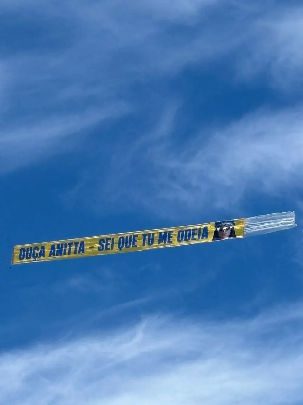 Faixa aérea no céu
